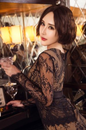 欧美在车里唱歌女生_1080动漫在线观看